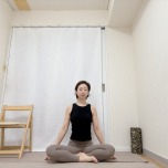 あぐらで座り、両腕を体から少し離した床に下した体勢