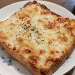 朝のトーストにのせるだけ。腸活効果が期待できる発酵食材3選|管理栄養士が解説