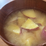 朝の「味噌汁」に加えるだけ。腸内環境を整える旬の食材3選|管理栄養士が解説