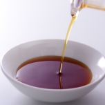 皿に注がれる醤油