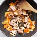 サバ缶とキムチの炒め物