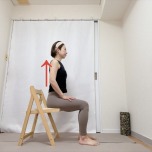 背もたれに寄りかからず、背筋を伸ばして椅子に座った体勢