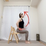 両手を脚の付け根に滑らせて胸を開く椅子に座って行うカウポーズストレッチ
