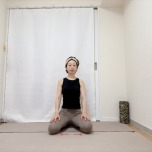 膝を開いた正座で座った体勢