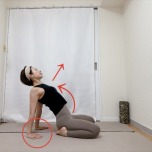 正座から両手を後ろの床に着いておしりを上げずに体の前側を広げるラクダのポーズ