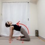 正座から両手を後ろの床に着き、お尻を引き上げて体の前側を広げるラクダのポーズ