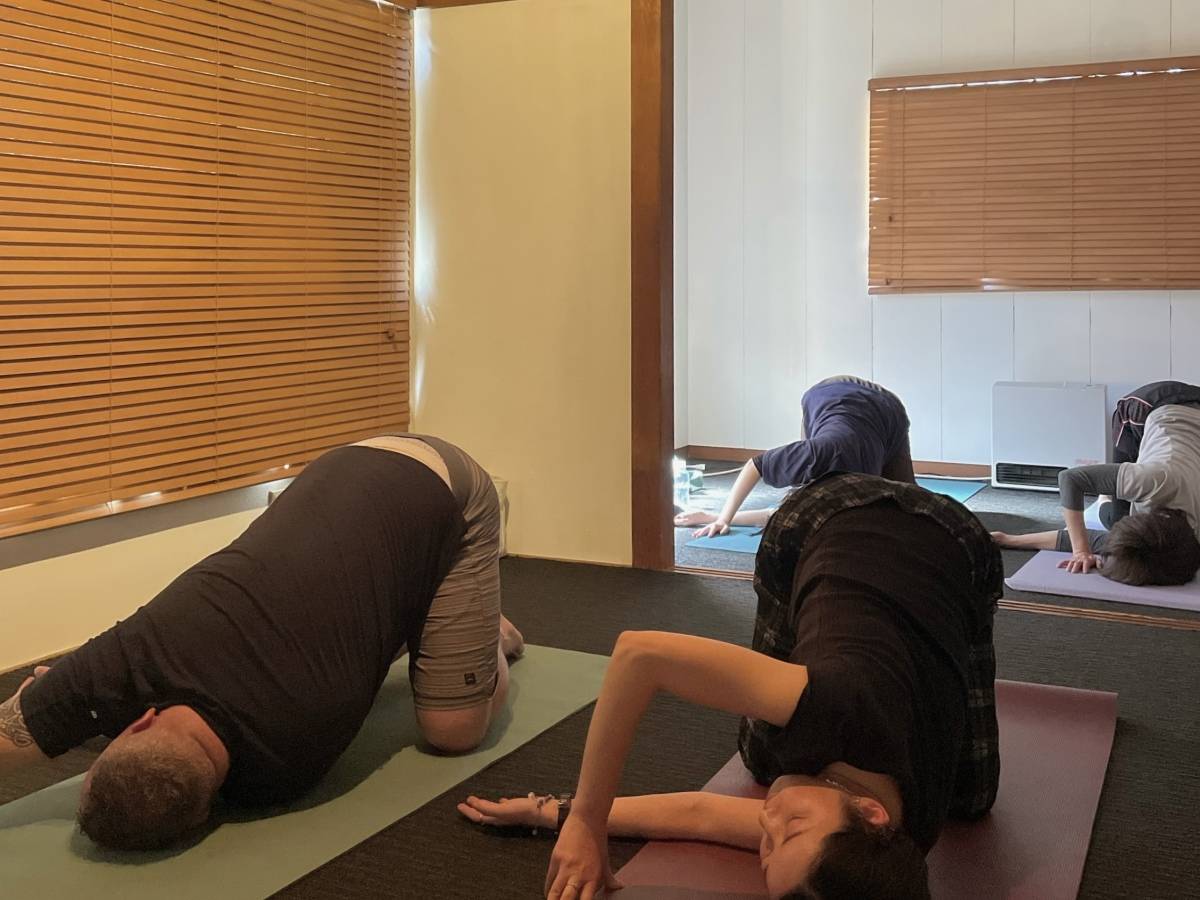 落ち着いた空間でヨガを体験できます。