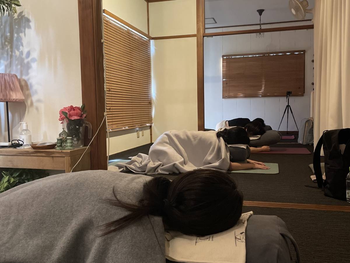 ヨガブロックやボルスター、ブランケットなどプロップ類も充実。レンタルヨガマット（有料200円）の用意もあるので、身軽に参加可能です。