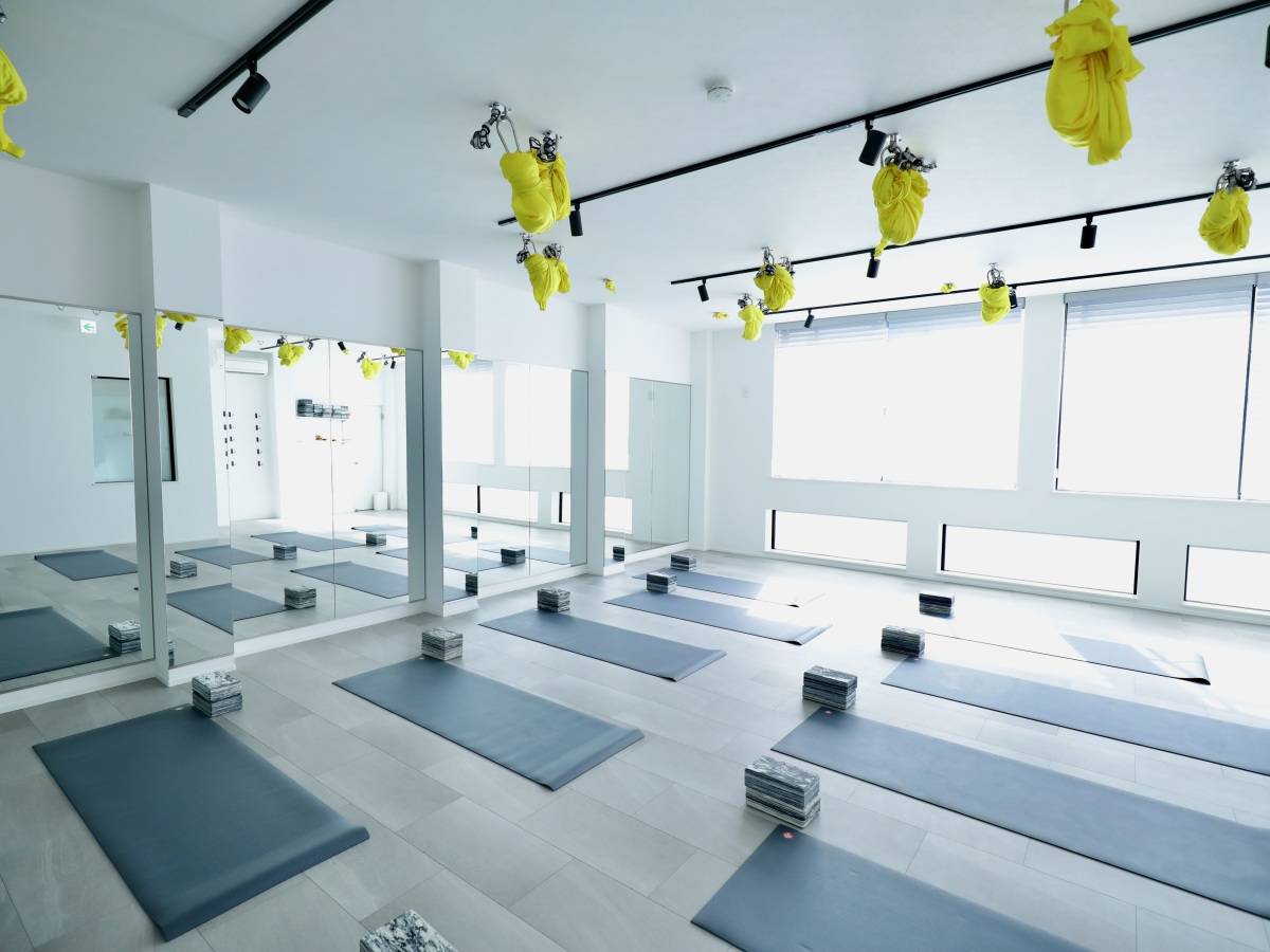 大きな窓から差し込む明るい光が、気持ちよく体を動かすことをサポートしてくれます