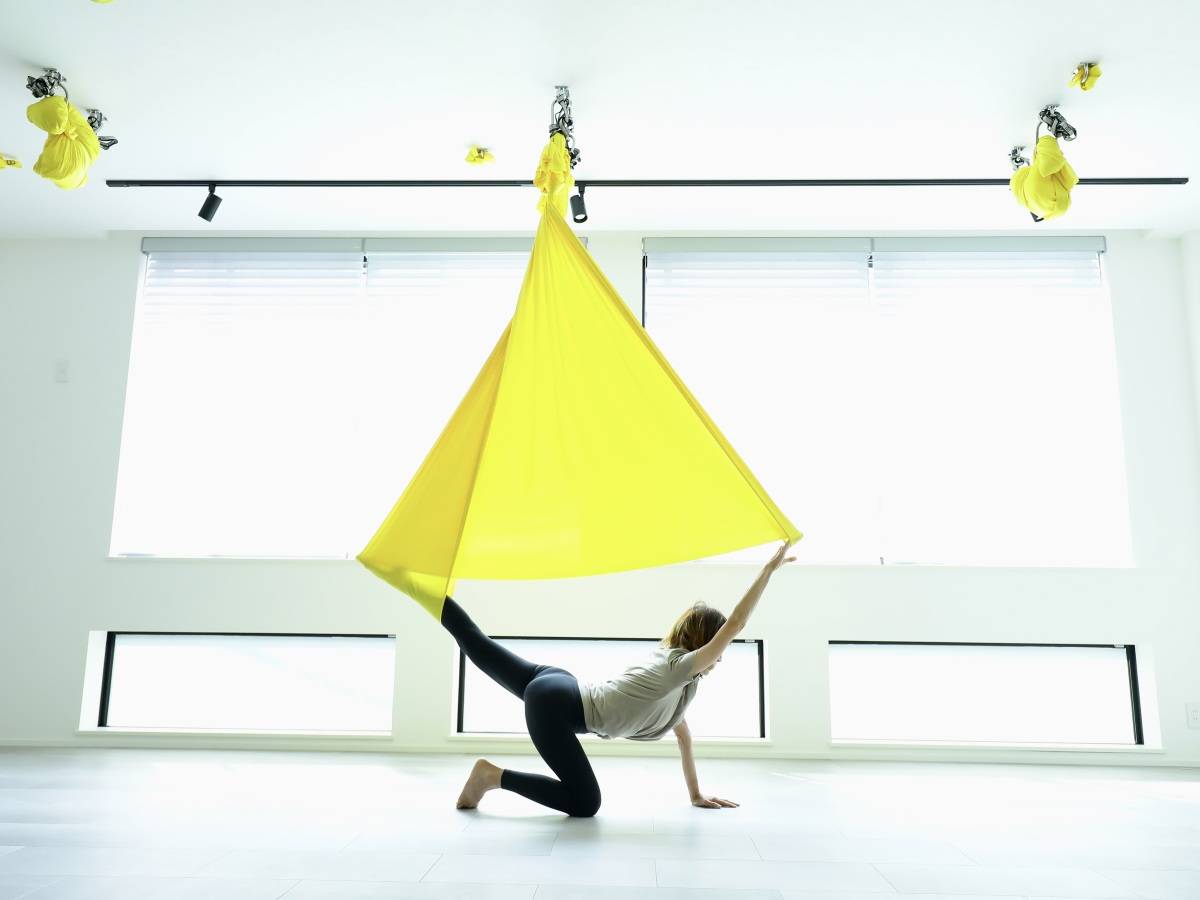 布を使ったエアリアルヨガも体験できます