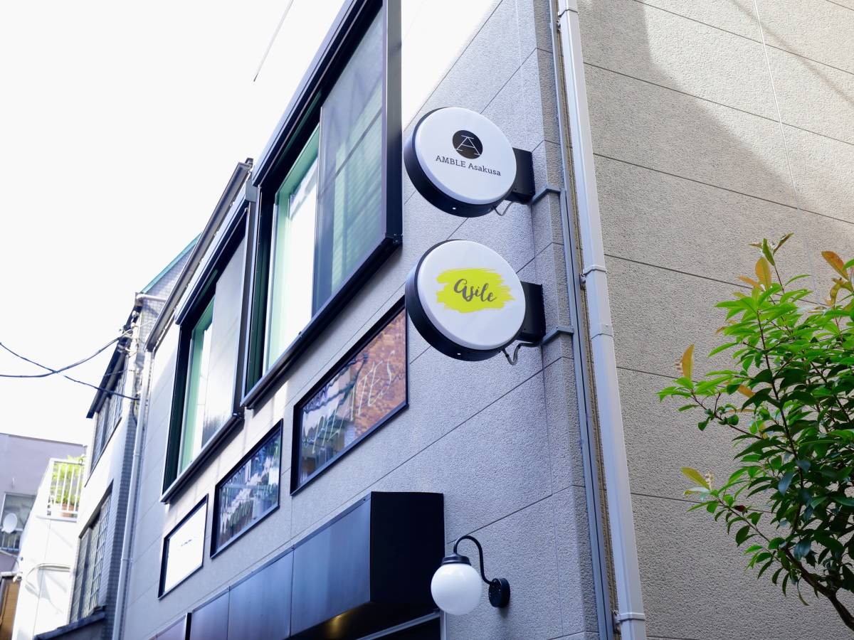 2025年7月、浅草の路地裏に完成した新築ビル1階にございます。つくばエクスプレス線浅草駅A出口(つくばエクスプレス浅草北駐輪場口)から徒歩2分の場所です。