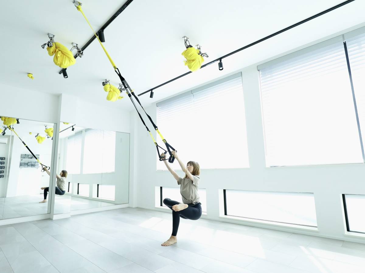 TRXトレーニングは世界80か国以上の国々で、トップアスリートからフィットネス初心者、子供からお年寄りまで様々な人々が利用しているワークアウトです。 TRX専用のサスペンションを使うことで、無理なく全