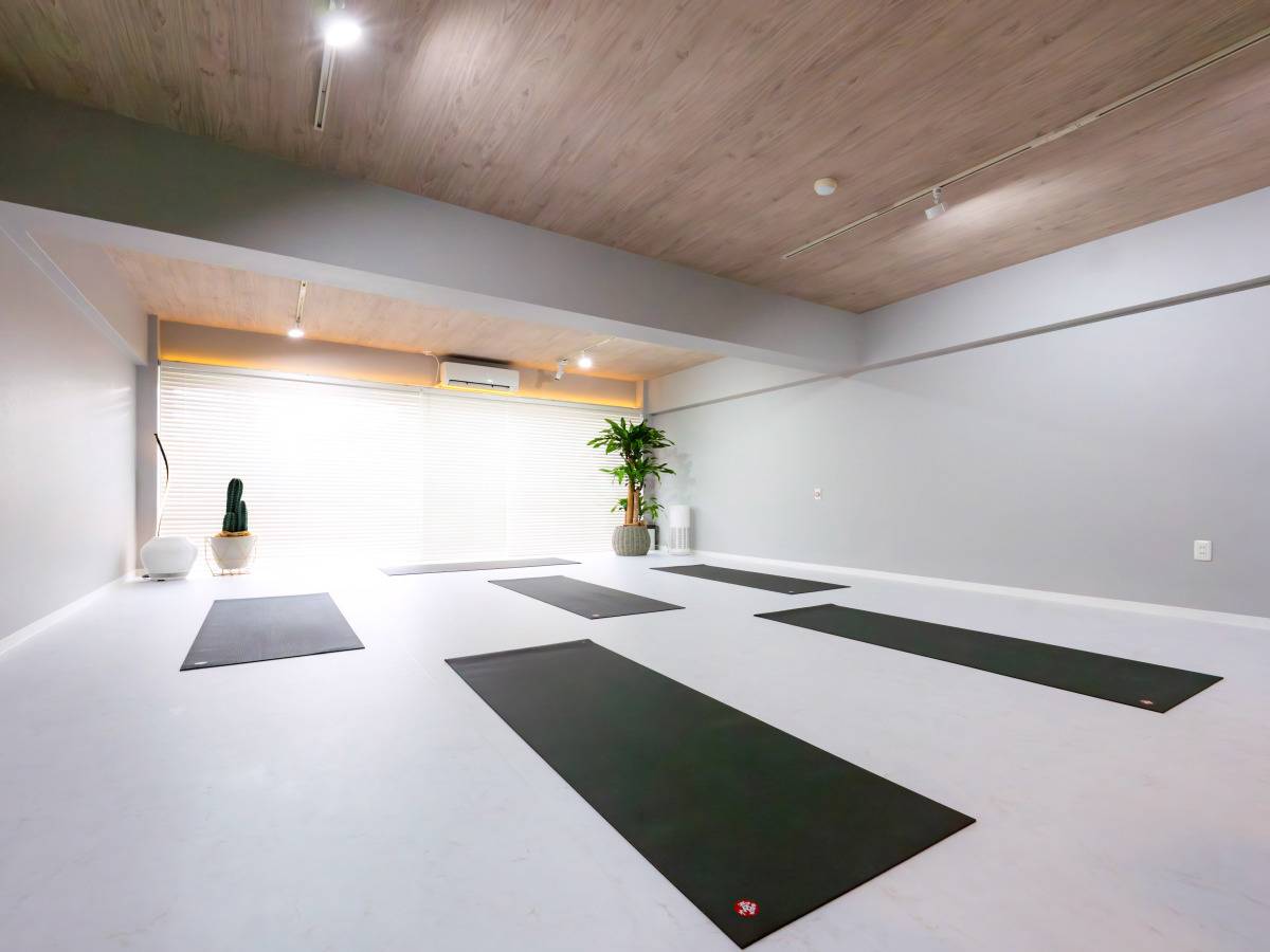 少人数制で一人一人と向き合い丁寧なレッスンを心がけてますので、これからヨガを始めたい方にもオススメです。