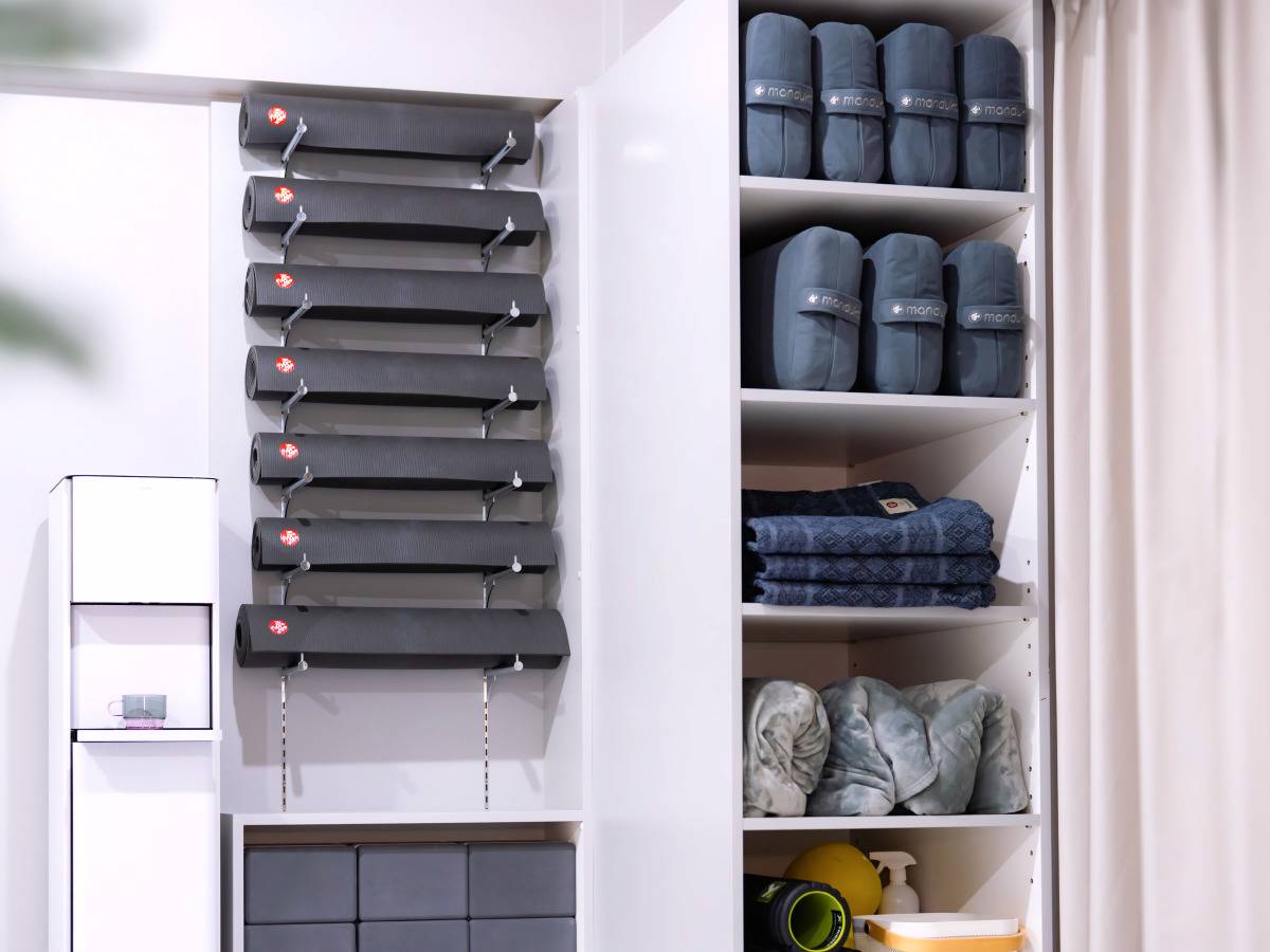 手ぶらでスタジオに来れるようにヨガアイテム（メーカーManduka）を全て無料にて貸出してます。