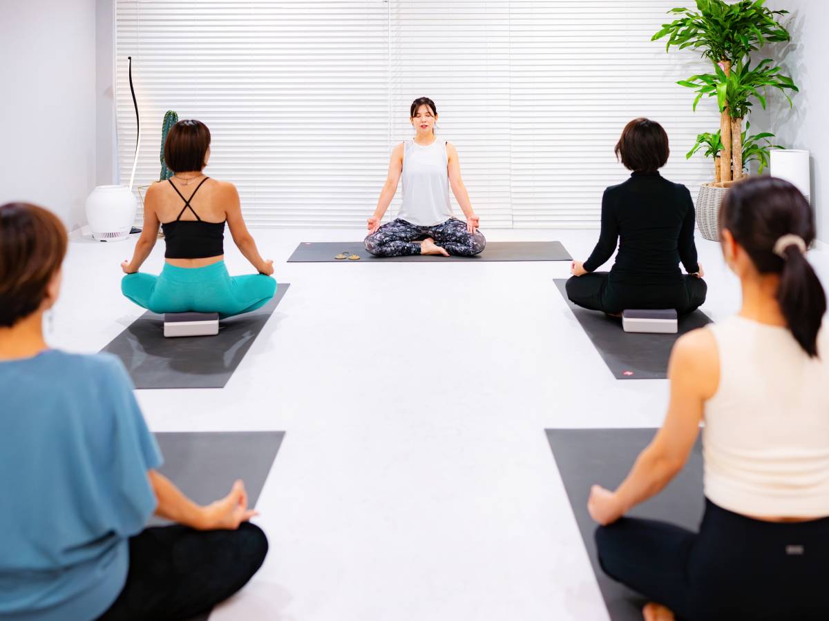 グループレッスン、パーソナルヨガ、フェイシャルYOGAなど多彩なコースもご用意してます。